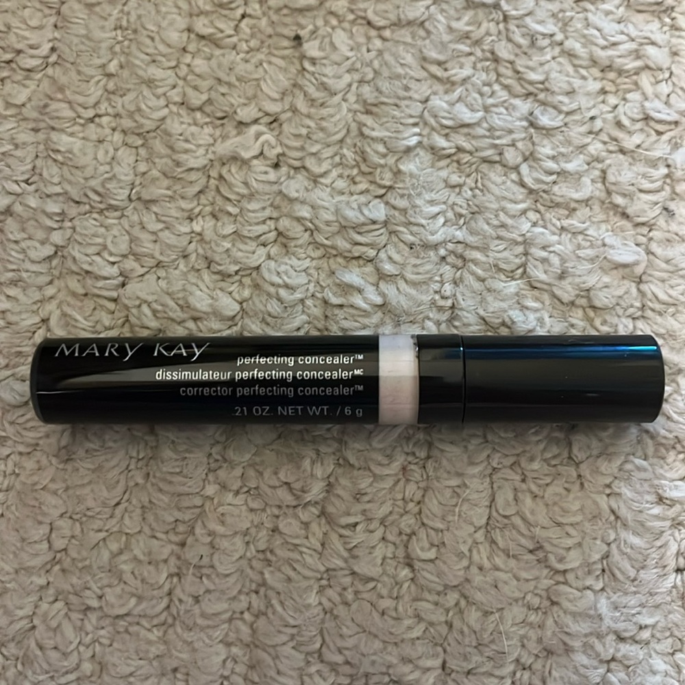 Mary Kay Perfecting Concealer - Light Ivory
